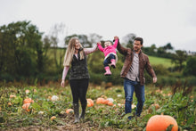 Load image into Gallery viewer, Devon Pumpkin Picking 15-minute Photoshoot
